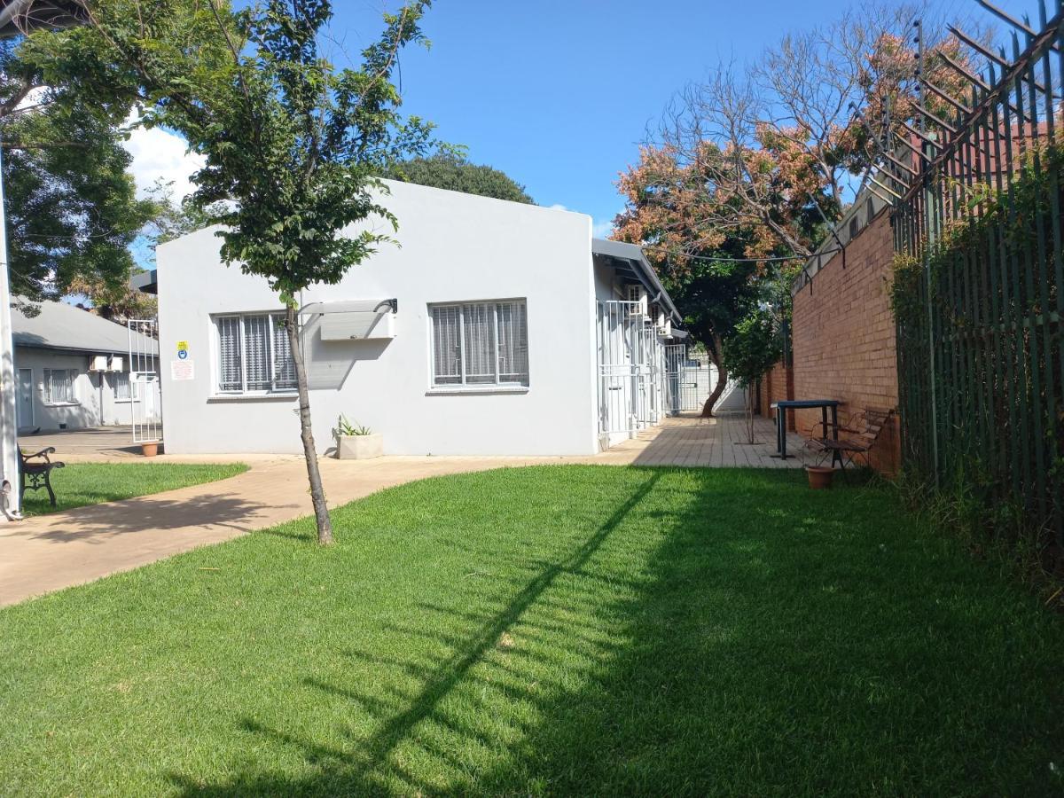 Triple9 Hatfield Guesthouse Pretoria-Noord Eksteriør billede